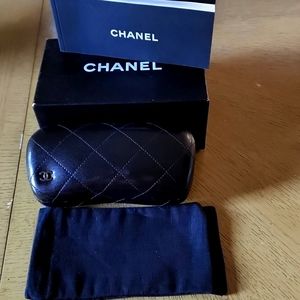 Case chanel (only case with others stuff)